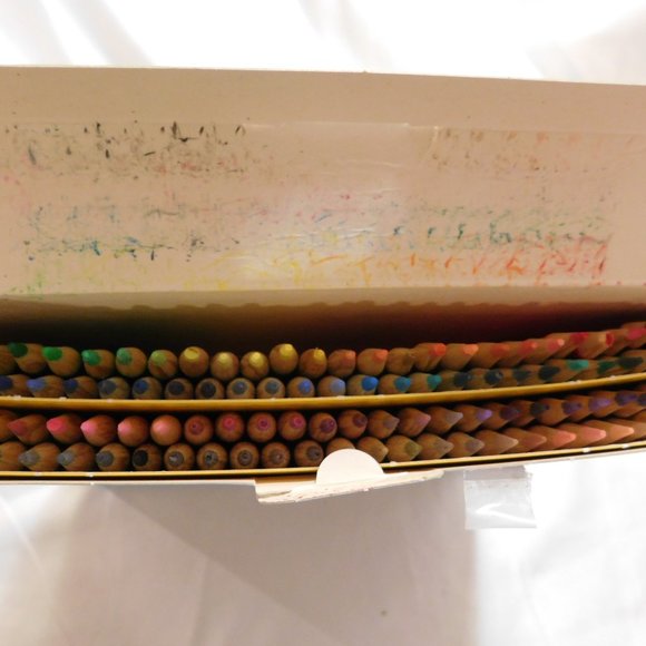 Crayola Colored Pencil Set 100 Different Colors Made with Reforested Wood - Picture 4 of 6
